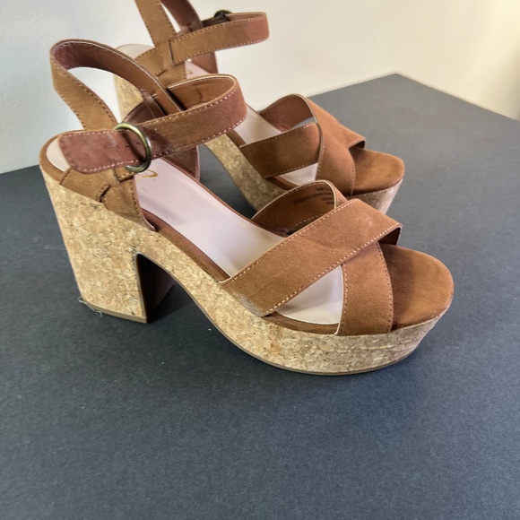 Platform - Picture 2 of 7